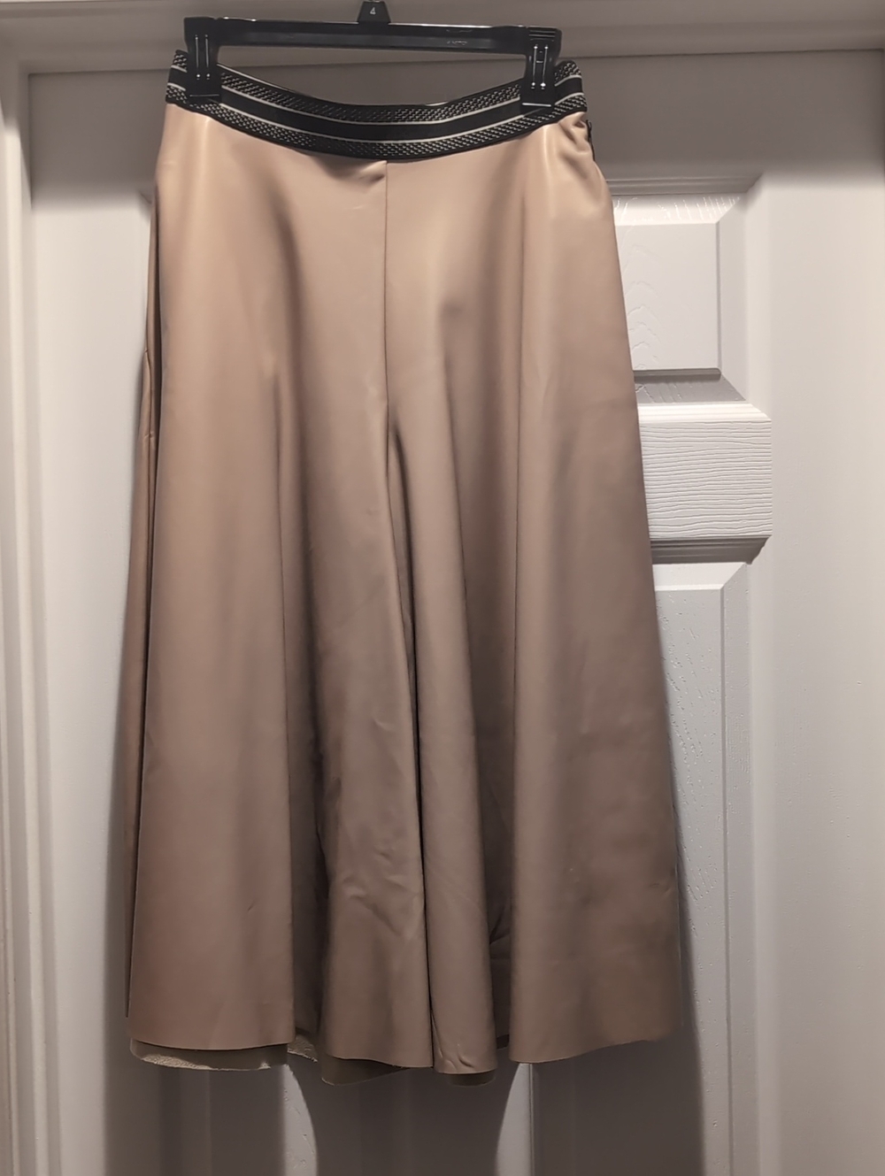 Halogen Wide-Leg Culottes in Beige with Black Waistband